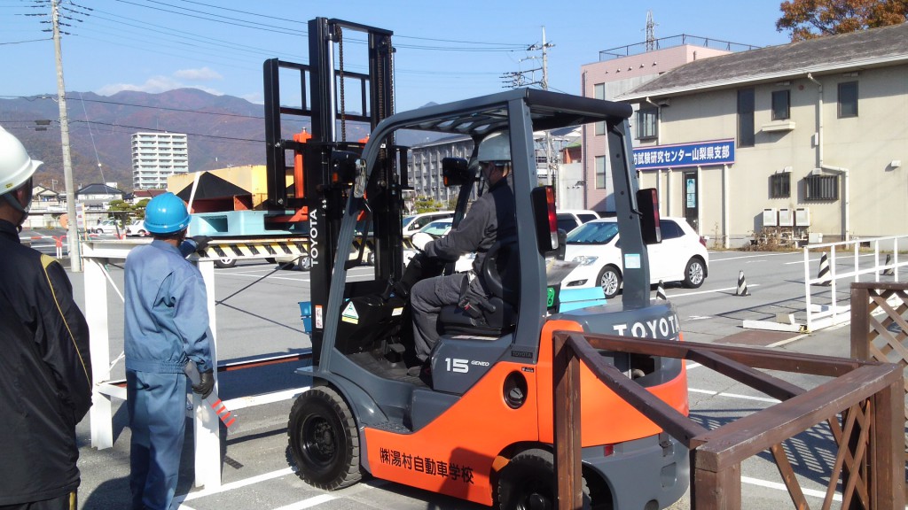 フォークリフト運転技能講習会が行われる 協同組合 山梨県 流通センター